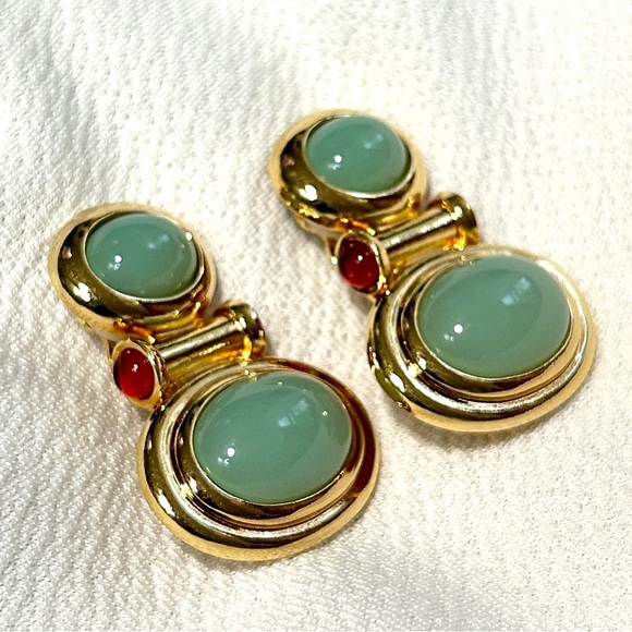 ELIZABETH TAYLOR AVON Vintage Clip-on Earrings- Gold-plated Faux Jade - Picture 2 of 6